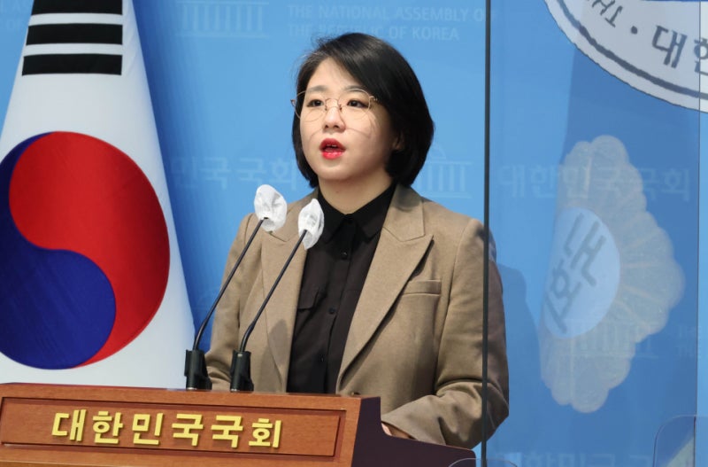 "성별 갈등 넘겠다" <b>용혜인</b> 발탁했는데…與 '2030男 딜레마'