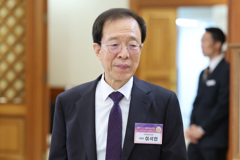 <b>이석연</b> 국민통합위원장 <b>사퇴</b>…"정부 철학과 많이 달라…대통령 뜻 따라...
