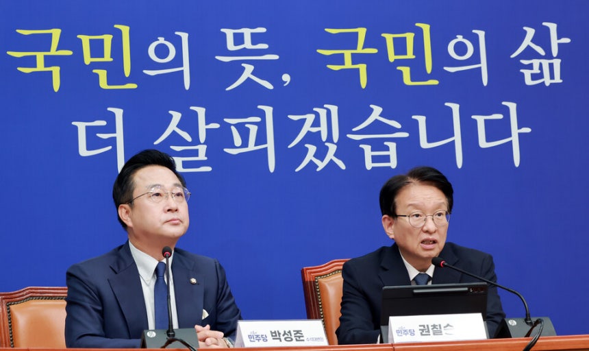 더불어민주당 권칠승 정책위의장과 박성준 수석대변인이 27일 국회에서 추석민심 기자간담회를 하고 있다. ⓒ연합뉴스