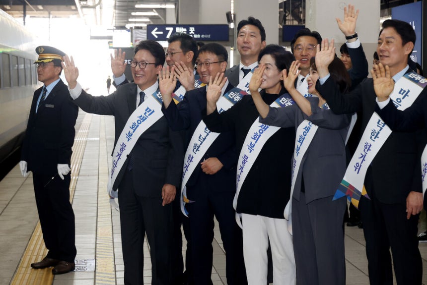 더불어민주당 김민석 대표를 비롯한 당 지도부가 23일 서울 용산역에서 귀성 인사를 하고 있다. ⓒ연합뉴스