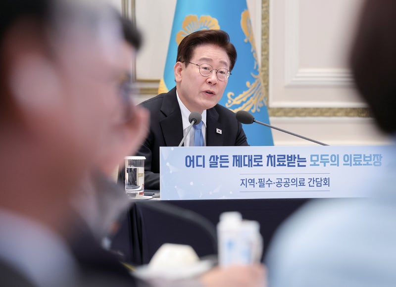 "대형 참사 때 황제 <b>골프</b>?"…李대통령 휴일 행적 놓고 여야 충돌