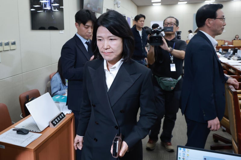 이진숙 與 주도로 과방위서 배제…李 "대통령 부모 묘소 비판해서" 보복...