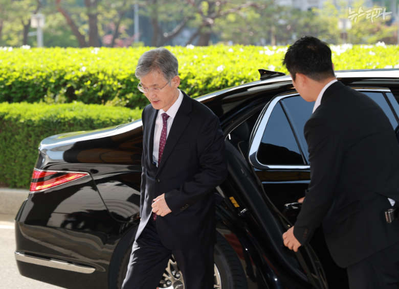 조희대 대법원장이 이재명 선거법 위반 사건을 전원합의체로 가져간 이틀째인 지난 4월 24일 서울 서초구 대법원으로 출근하고 있다.이날 조희대 대법원장은 이재명 전 더불어민주당 대표의 공직선거법 위반 혐의 사건을 심