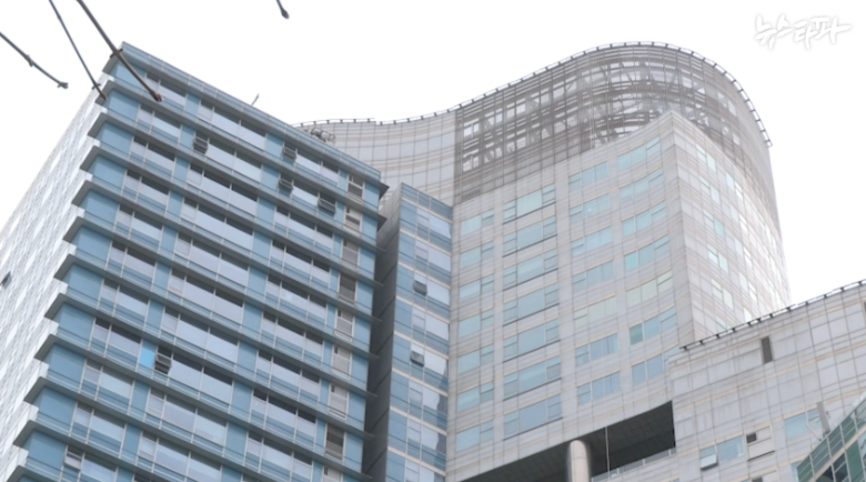 국내에 자산과 소득이 0원이라는 권혁 회장은 서울 서초동 유명 주상복합인 아크로비스타 펜트하우스에 살고 있다.시가 50억 원 정도다. 