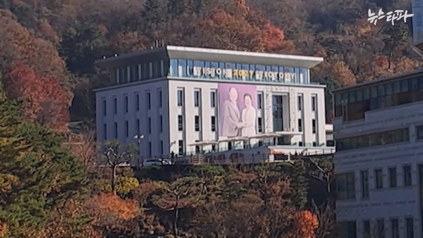 유람선‘HJ크루즈’를 타면 한학자-문선명 부부의 대형 사진이 10분 이상 시야에 들어옵니다.