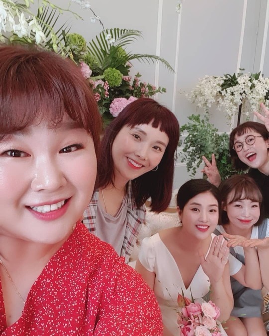 <b>송은이</b>→김민경 <b>참석</b>한 강유미 <b>결혼식</b>, 대세 개그우먼 다 모였네[SNS컷...