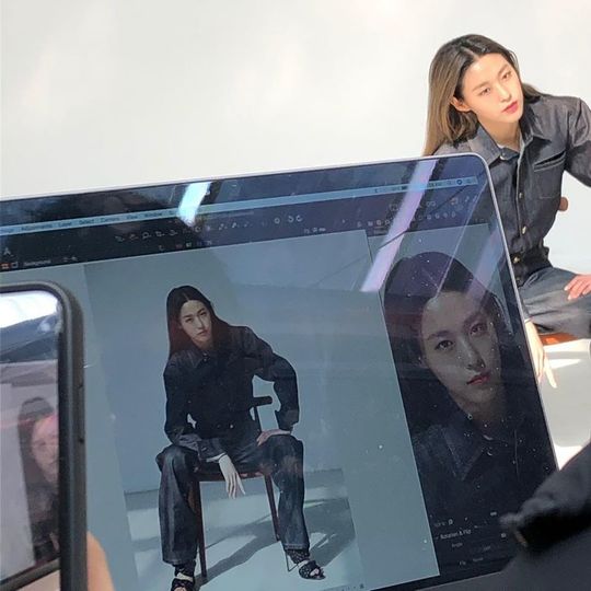 <b>설현</b>, <b>청청패션</b>도 완벽 소화…잘생쁨 정석[SNS컷]