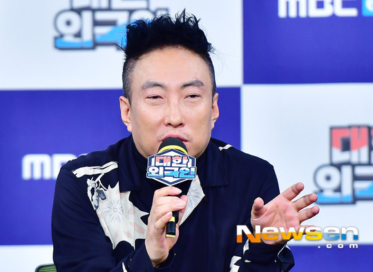 박명수 “<b>아이유</b> ‘레옹’ <b>똑단발</b>, 너무 예뻐”(라디오쇼)