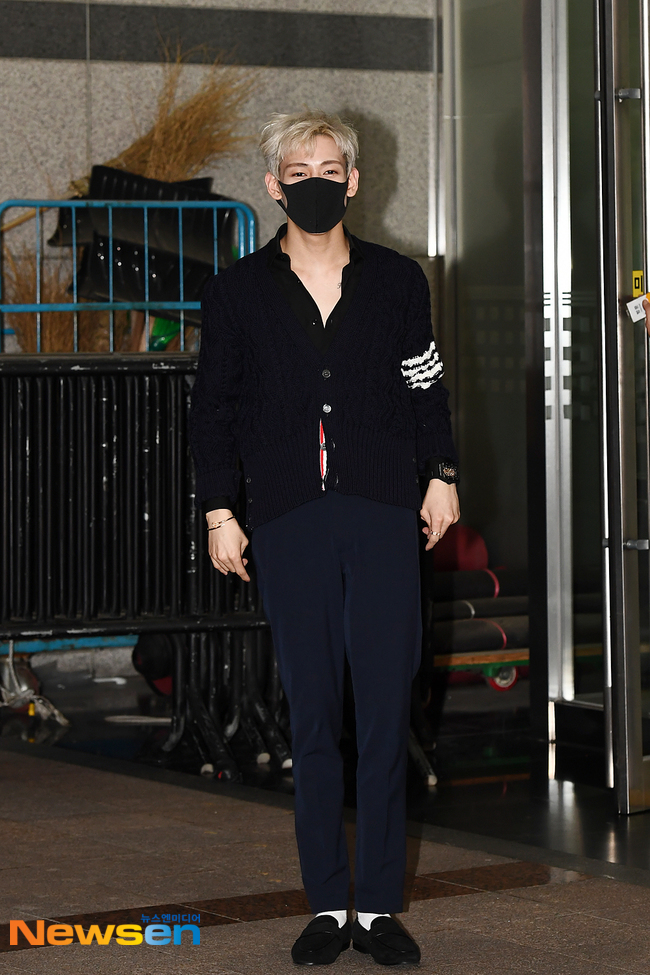 더쿠 - 210518 복면가왕 출근길 뱀뱀 기사사진 모아보기 ✨
