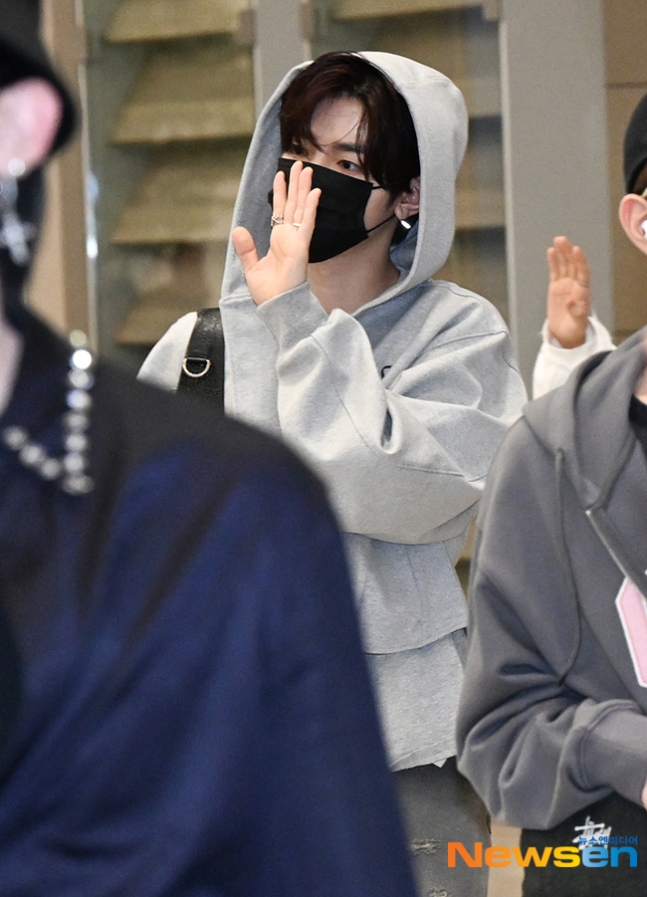 회색후드 입은 귀여운 하오님의 공항 패션