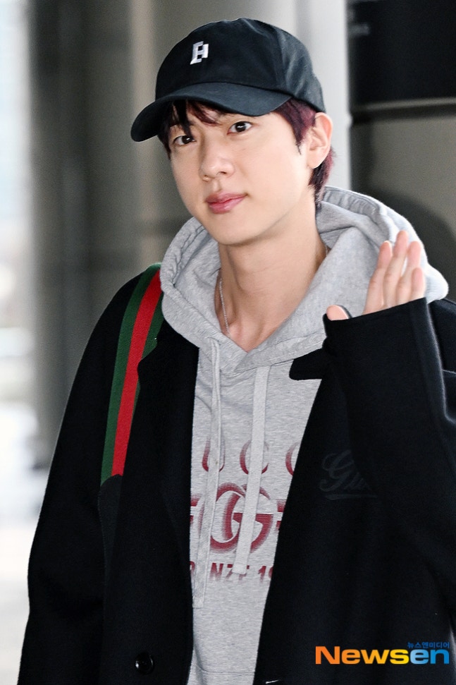 일본으로 가는 BTS 진✈️ 기사 사진