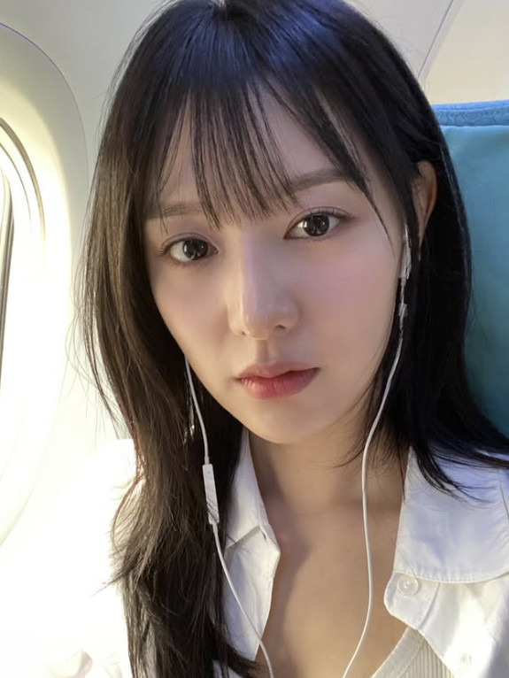 김지원 줄이어폰 끼고 첫사랑 비주얼 사진투척!!