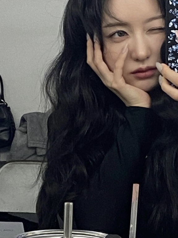 김지원 줄이어폰 끼고 첫사랑 비주얼 사진투척!!