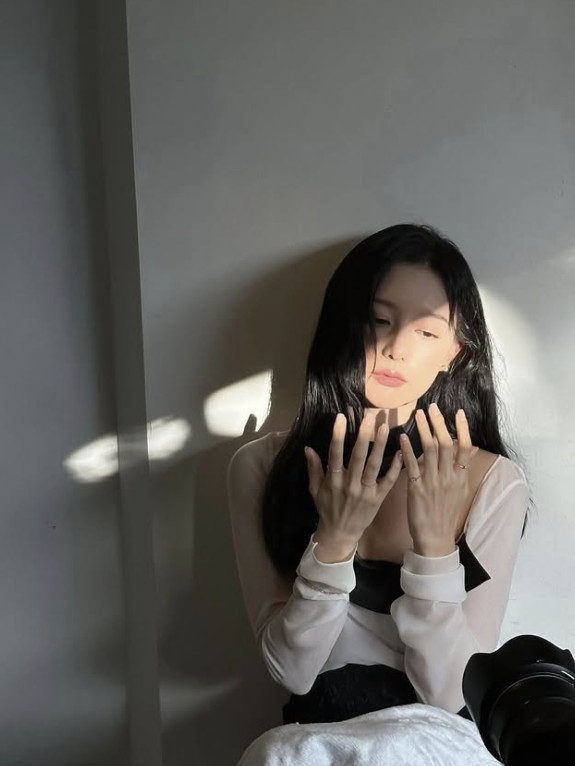 김지원 줄이어폰 끼고 첫사랑 비주얼 사진투척!!
