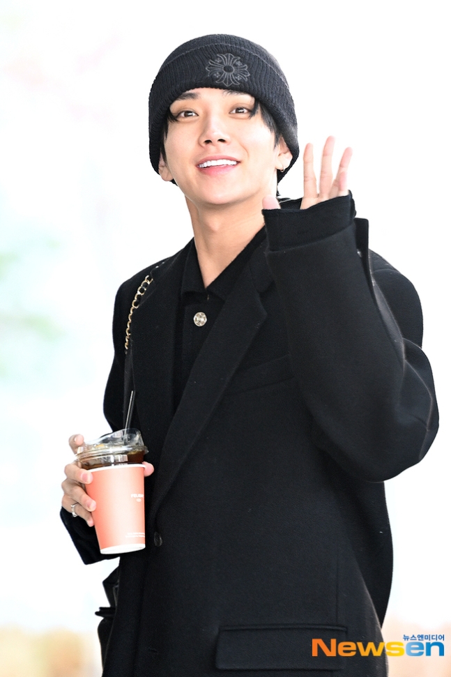 올블랙 의상에 체인백 포인트를 준 조슈아님
