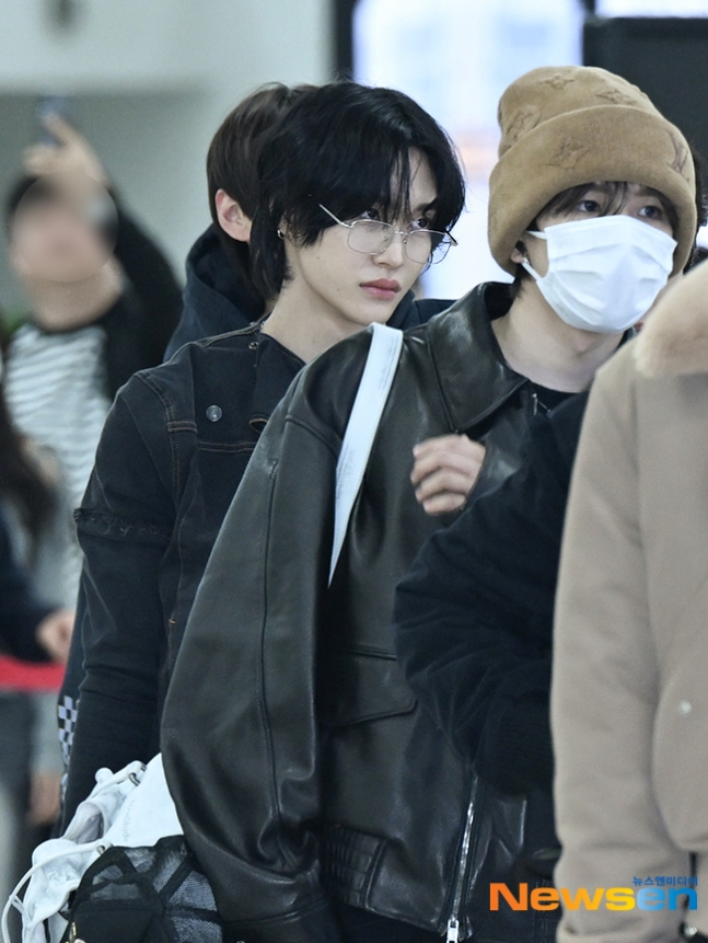긱시크 안경낀 원빈이 오늘자 입국사진 ✈️