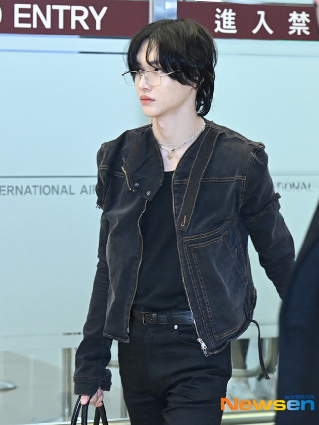 긱시크 안경낀 원빈이 오늘자 입국사진 ✈️