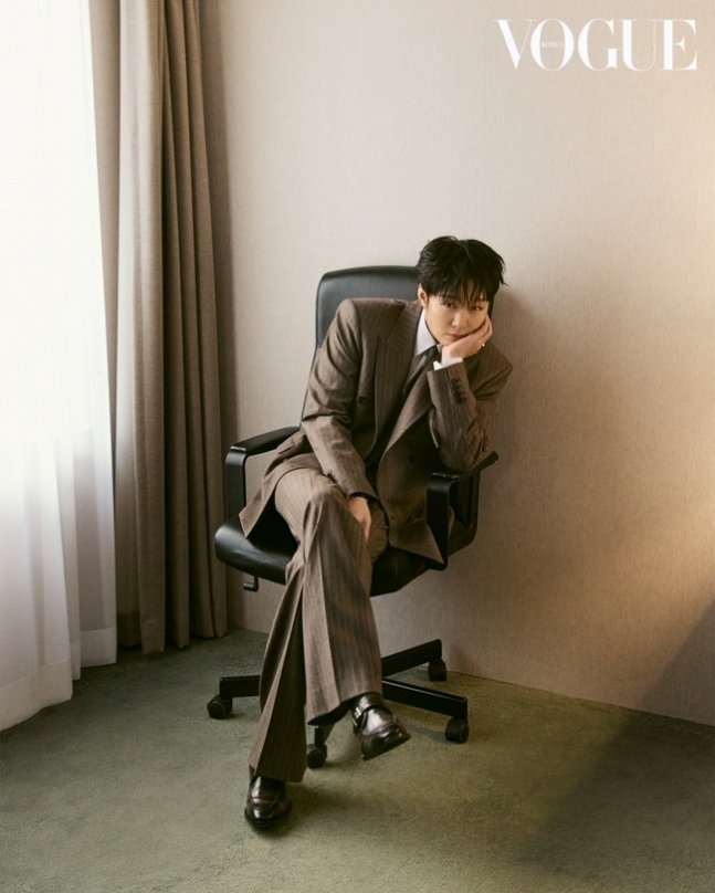 댄디하면서 시크한 매력의 화보를 선보인 창섭님