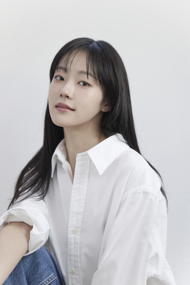<b>채원빈</b>, 백상 신인상 받더니 <b>두산</b>베어스 승리기원 <b>시구</b>