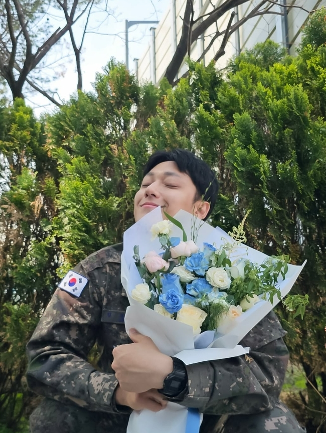 <b>전역</b> <b>이도현</b>, <b>임지연</b> 꽃신 신기고 행복 “후회 없이 군 생활 홀가분”...