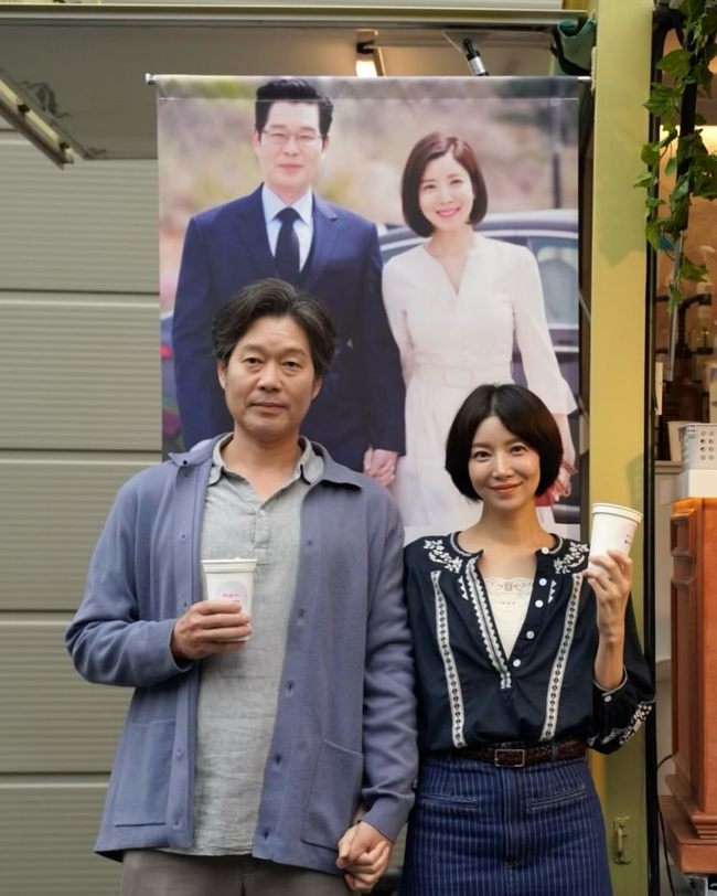 <b>윤세아</b>X<b>유재명</b>, 손 꼭잡고 여전한 부부 케미‥이준혁 커피차에 감동