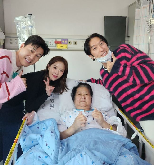코요태 신지X김종민, <b>모친상</b> <b>빽가</b> 옆 지켰다 “잘 보내드렸습니다”