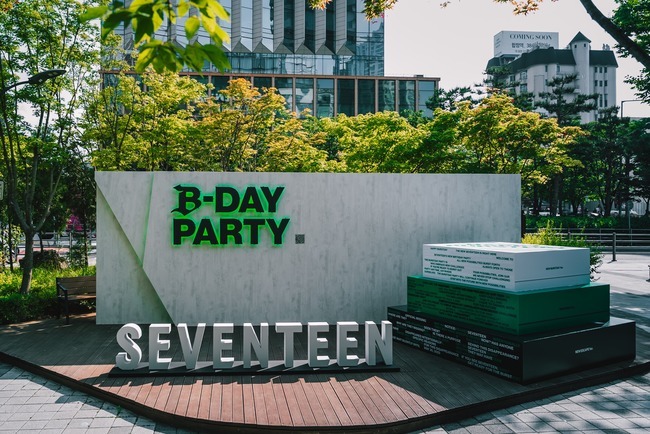“<b>세븐틴</b>, 영원에 도전한다” <b>10주년</b> 기념 하이브 사옥 래핑