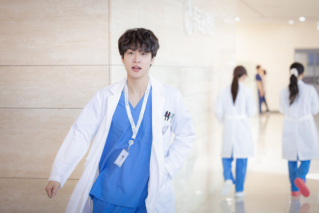 아이돌 된 <b>강유석</b> “‘엠카’ <b>무대</b> 아쉬워…연습 중 투바투 연준 발 밟...