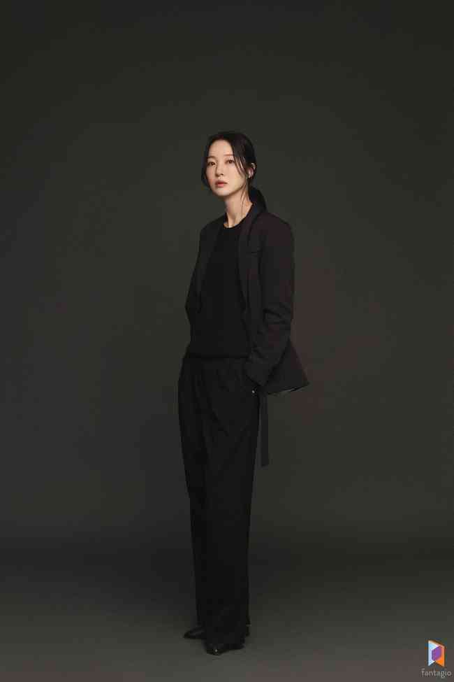 <b>전여진</b>, <b>판타지오</b>와 전속<b>계약</b>→새 프로필 공개…차은우 김선호 한솥밥[...