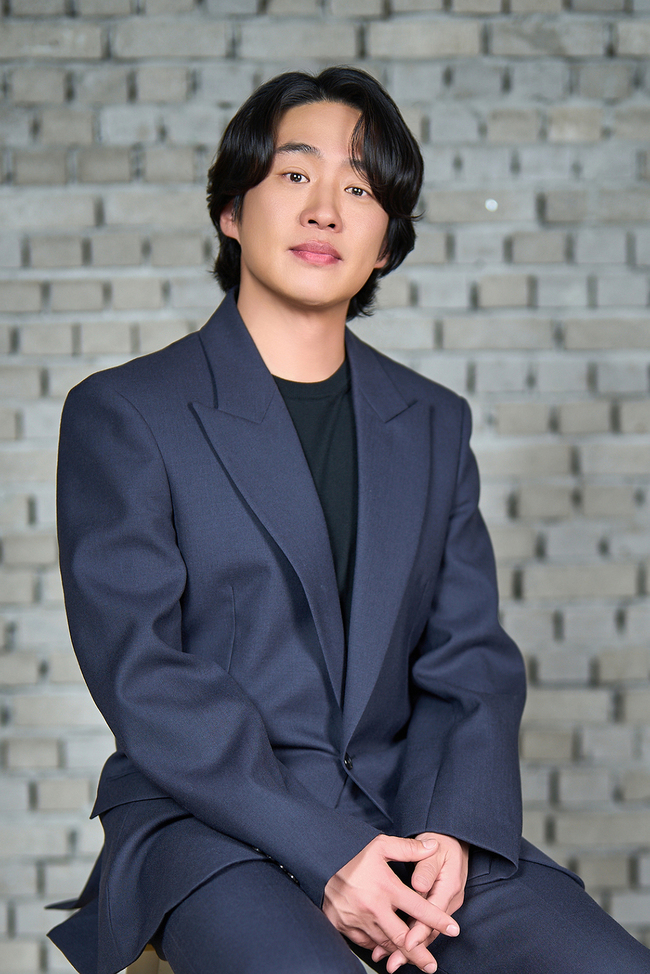 ‘<b>하이파이브</b>’ <b>안재홍</b> “<b>유아인</b>과 키스신, 대본에 충실하게 연습없이...