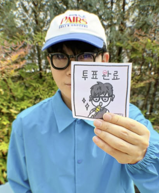 탄핵 찬성 <b>이승환</b>, <b>파란옷</b> 입고 <b>투표</b> 완료 “일찍 일어나, 가슴 일렁여...