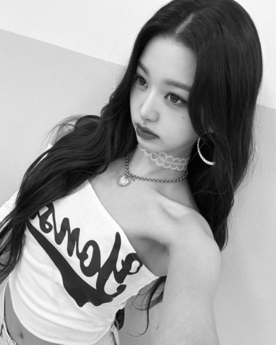 Wonyoung's gorgeous visuals can be seen even in black and white photos