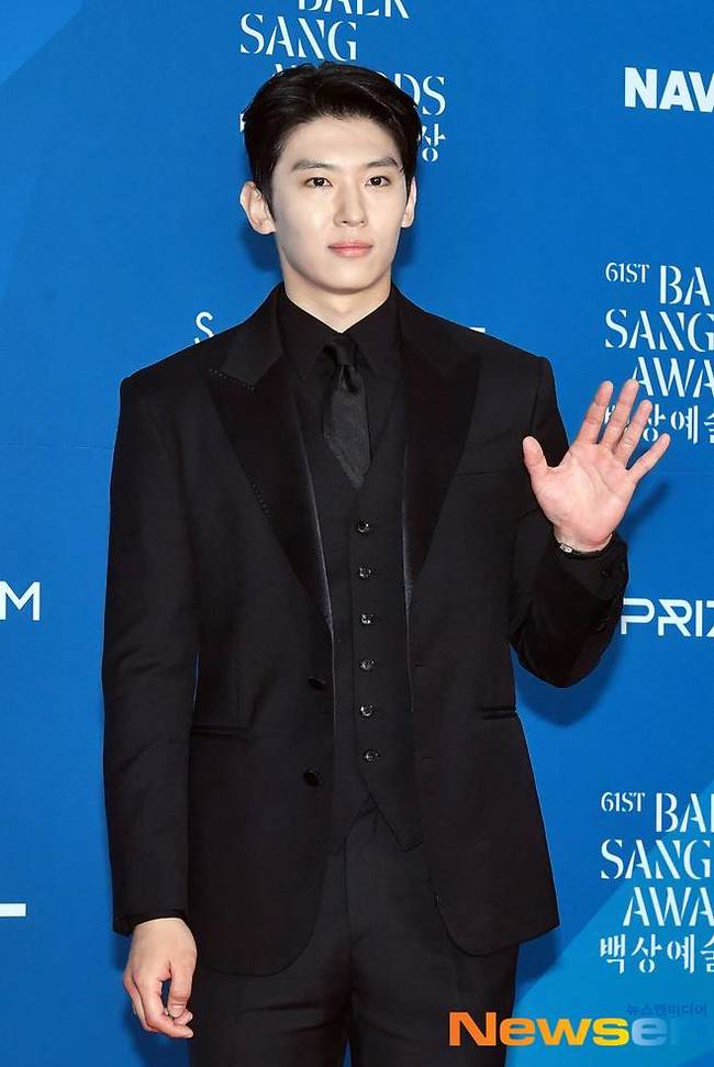 <b>덱스</b>, 수지와 궁중 로맨스? “‘하렘의 남자들’ 출연 아냐” [공식입장...