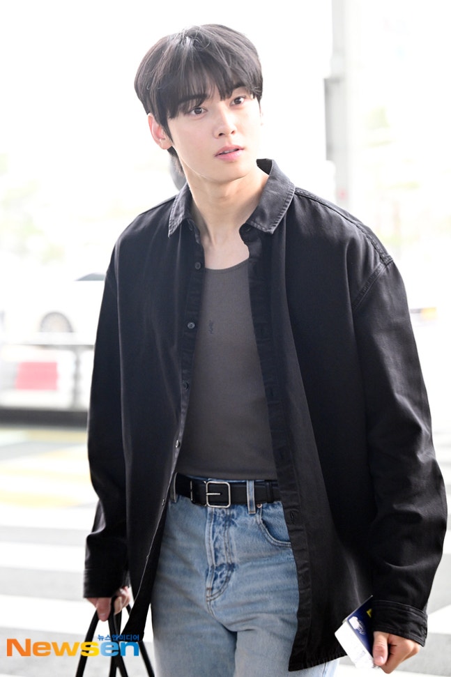 Eunwoo's departure photo that is so perfect that you have to admit it