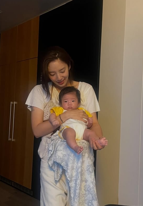 41세 출산 <b>손담비</b>, 귀여운 <b>이규혁</b>을 낳았네…폭풍성장 딸 안고 엄마 미...