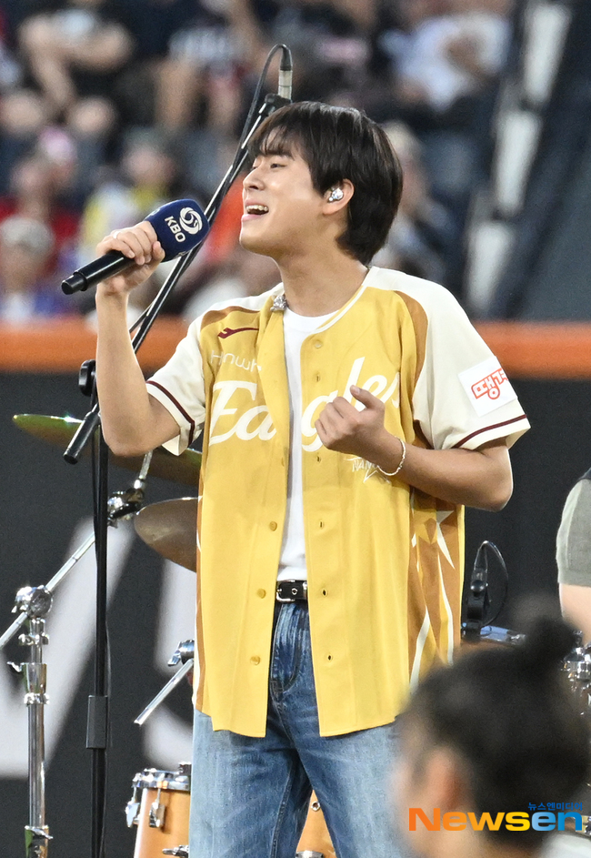 <b>이무진</b>, KBO 올스타전 <b>공연</b> [포토엔HD]