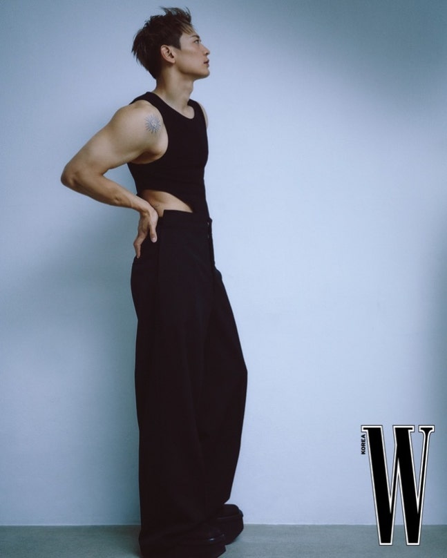 근육질 몸매에 스타일, 표정까지 완벽하게 소화한 민호님
