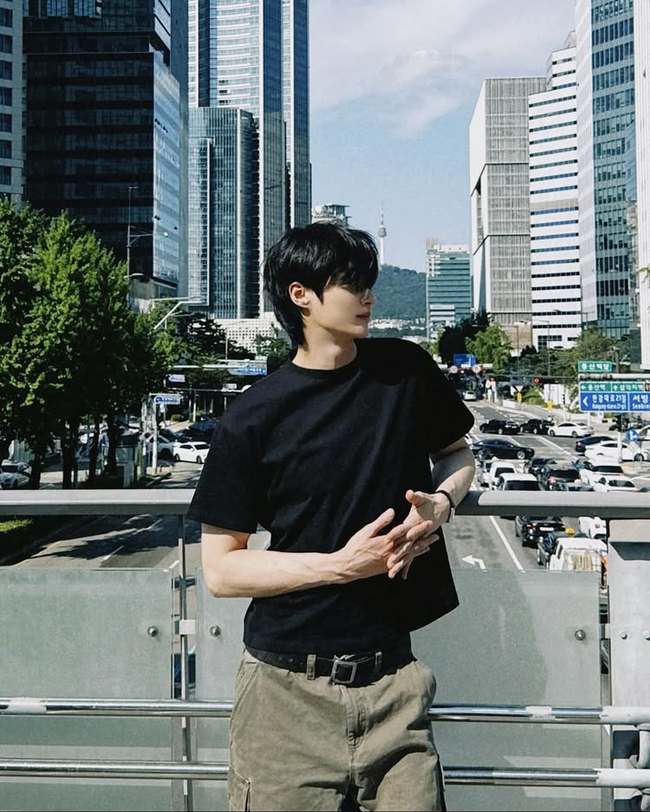 <b>변우석</b>, 190 문짝남 우월 기럭지…눈부신 조각 비주얼