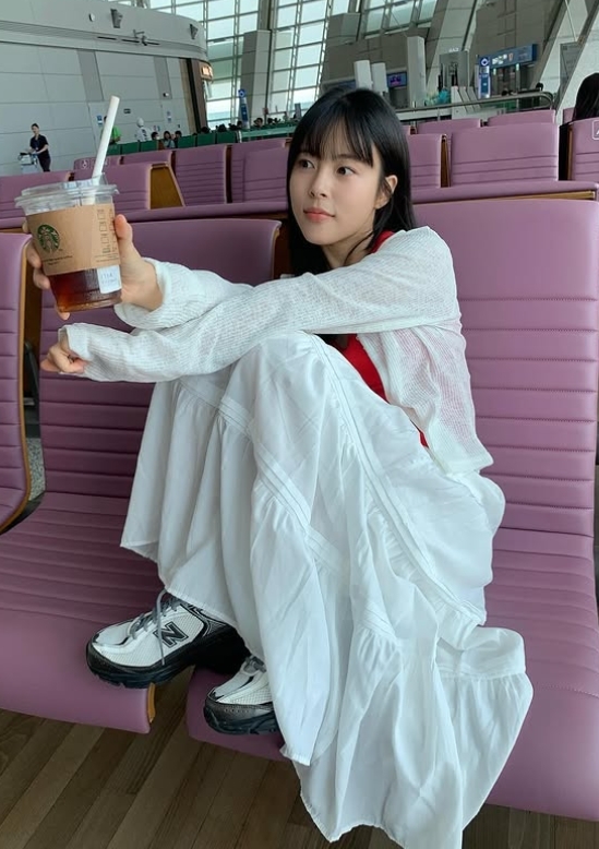 ‘응사’ <b>민도희</b> 민폐 <b>논란</b>, <b>공항</b>의자에 발 올린 사진에 뭇매