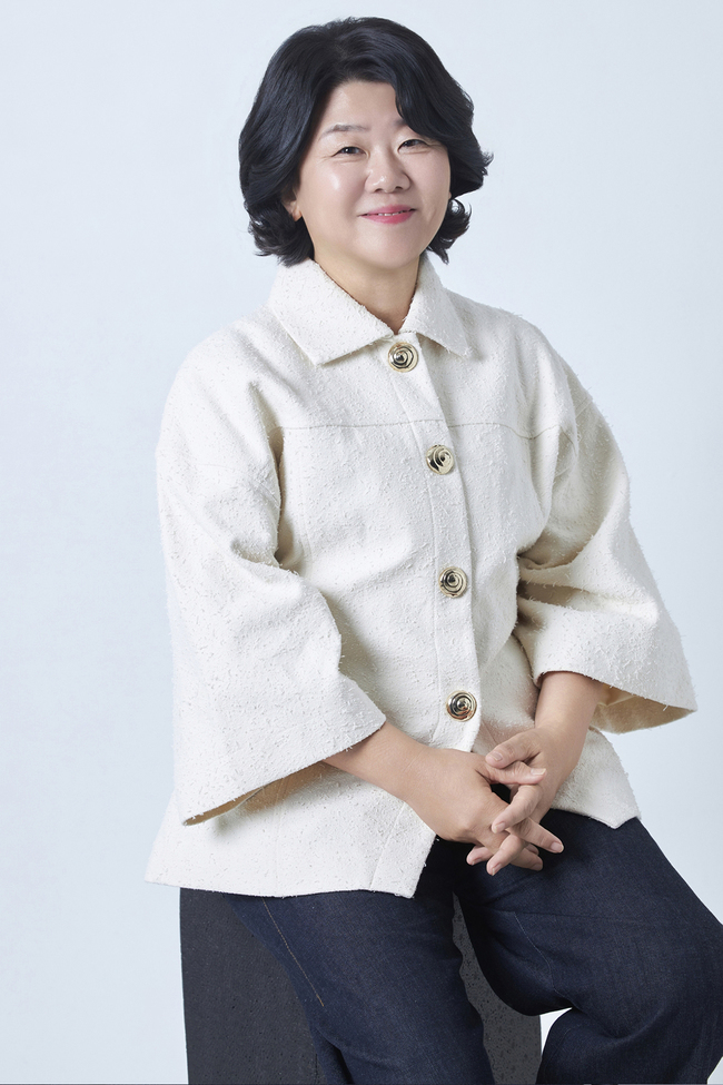 <b>이정은</b> ‘좀비딸’ 550만 돌파→부국제 심사→잠비아 봉사까지…대체 불...