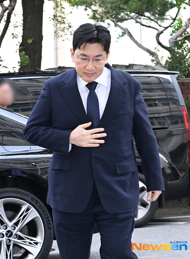 <b>방시혁</b> 의장, 첫 경찰 출석 [포토엔HD]