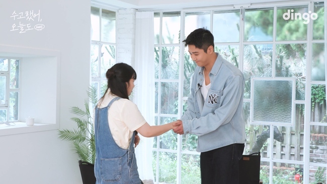 <b>로운</b>, 투병 중 팬 만났다…도시락 깜짝 <b>역조공</b>까지