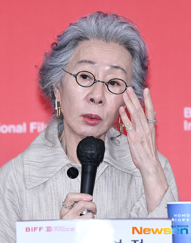 인사말 하는 ‘<b>결혼 피로연</b>’ 윤여정 [포토엔HD]