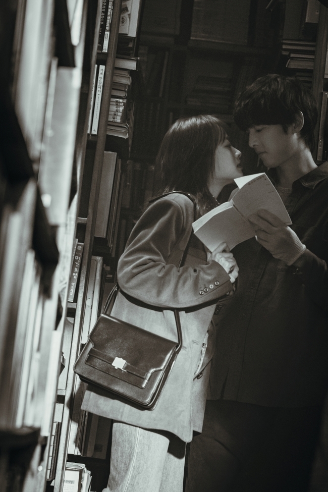 ‘마이 유스’ <b>송중기</b>X<b>천우희</b>, 입맞춤 1초 전→위태로운 <b>위기</b>
