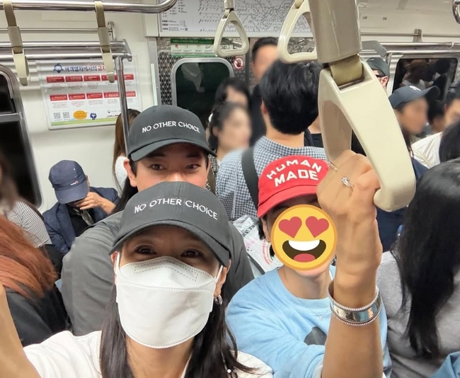 <b>손예진</b>, 어쩔 수가 없이 <b>지하철</b> 탔다‥팬들 “<b>손예진</b>이 옆에 있어도 모...