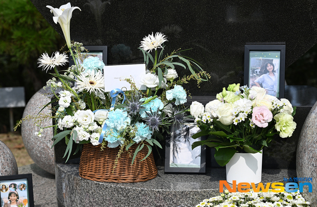 ‘고(故) <b>최진실 17주기</b>’ 최환희-<b>최준희</b> 남매가 놓고 간 꽃 [포토엔HD]