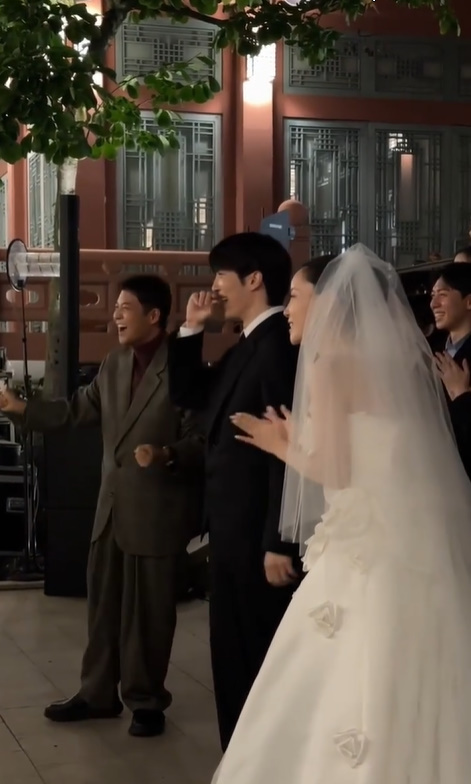 “마음에 둔 여성 있어” <b>전현무</b>, 적재허송연 <b>결혼</b>식서 <b>부케</b> 받았다