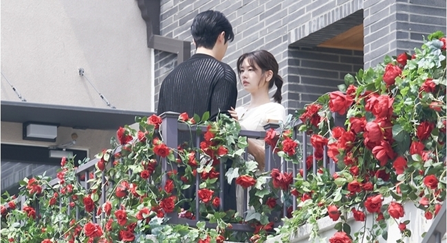 <b>최우식 정소민</b> 신혼집서 초밀착 포옹, 설레는 피지컬 <b>케미</b>(<b>우주메리미</b>)