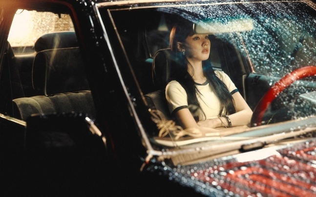 Miyeon đã ghi lại được những cảm xúc mơ hồ, khao khát và phức tạp của cô trong một bức ảnh.