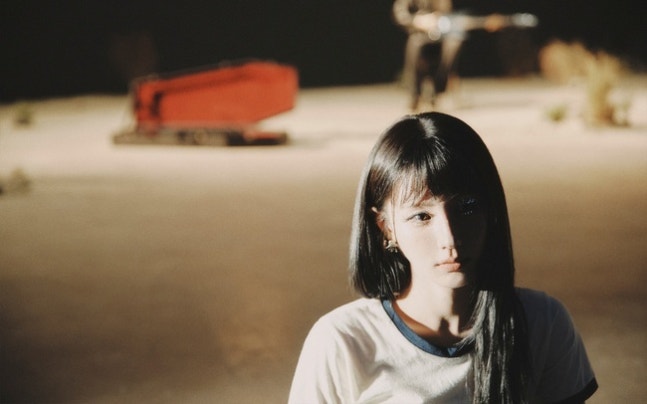 Miyeon đã ghi lại được những cảm xúc mơ hồ, khao khát và phức tạp của cô trong một bức ảnh.